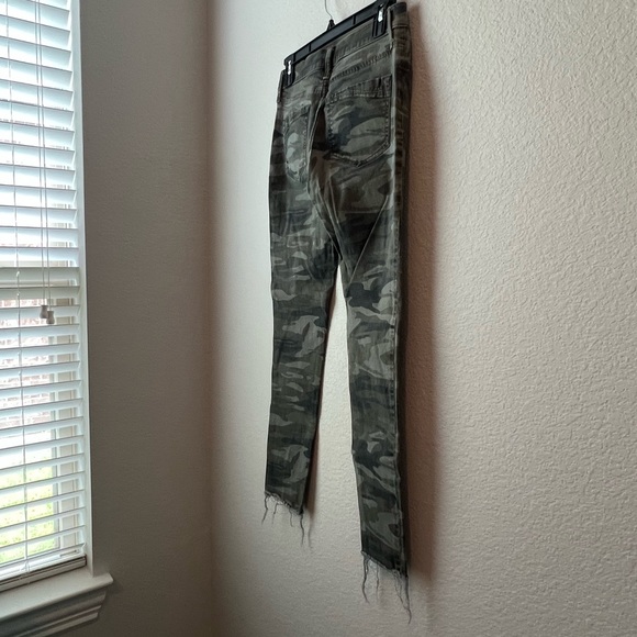 Express Mid Rise Ankle Legging Camo Distressed Ankle Size: 0 - Picture 5 of 10